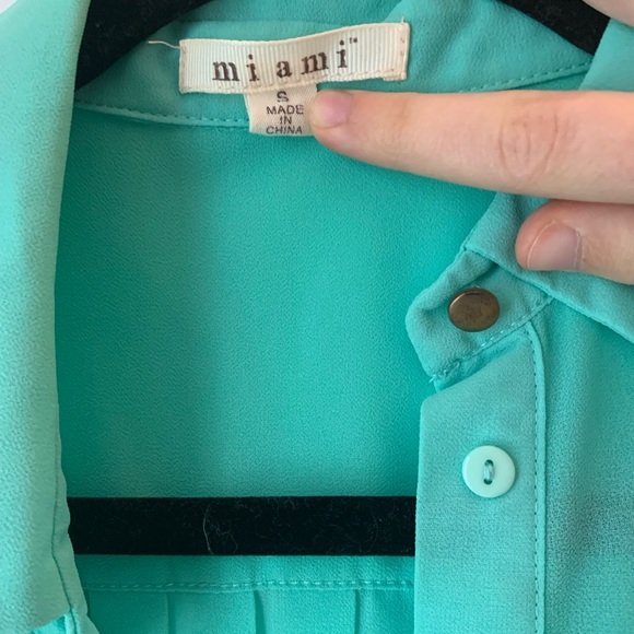 Light Collared Shirt with Pleats at Back - Picture 5 of 6